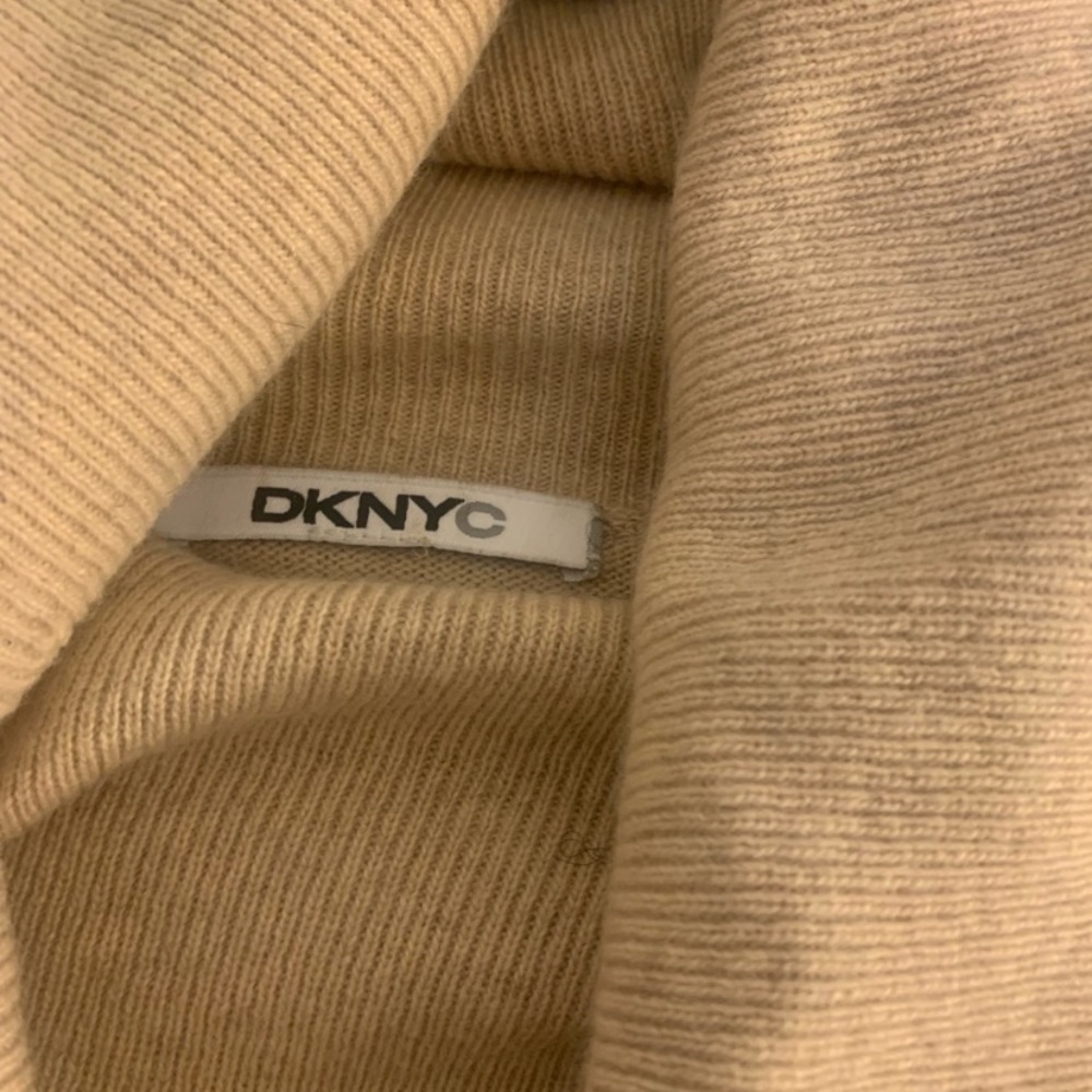 Clearance BUNDLE OF 4 two turtlenecks and two sweaters
SIZE XS
GREAT CONDITION - Picture 9 of 12